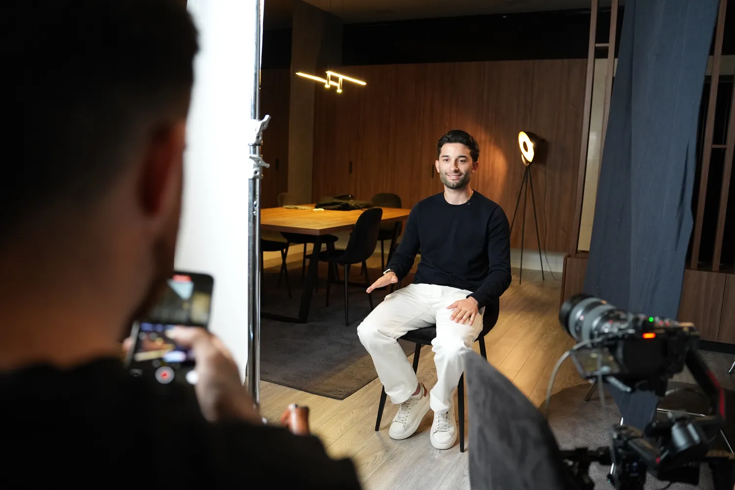 Entrevista a ser filmada em escritório, com refletor e câmara montada